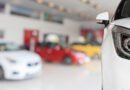 Tesla en Argentina: auto nuevo en el salón de exhibición de una concesionaria