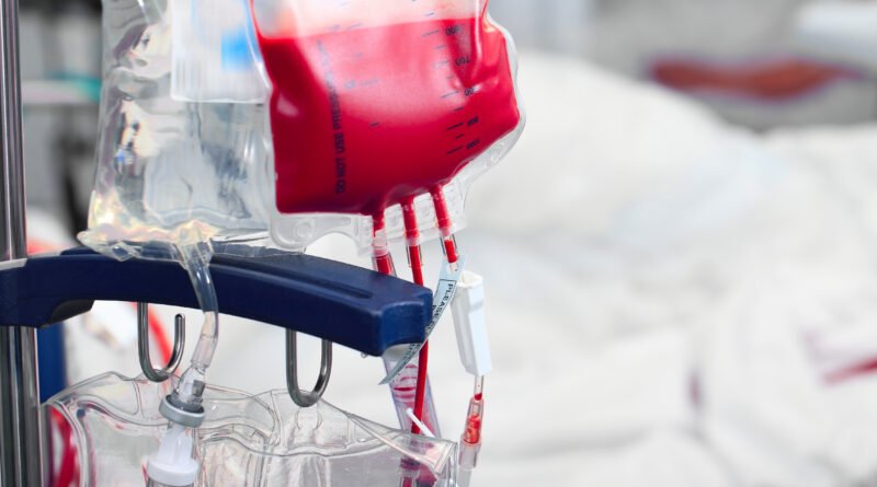 Testigos de Jehová: bolsa de sangre para transfusión en un hospital