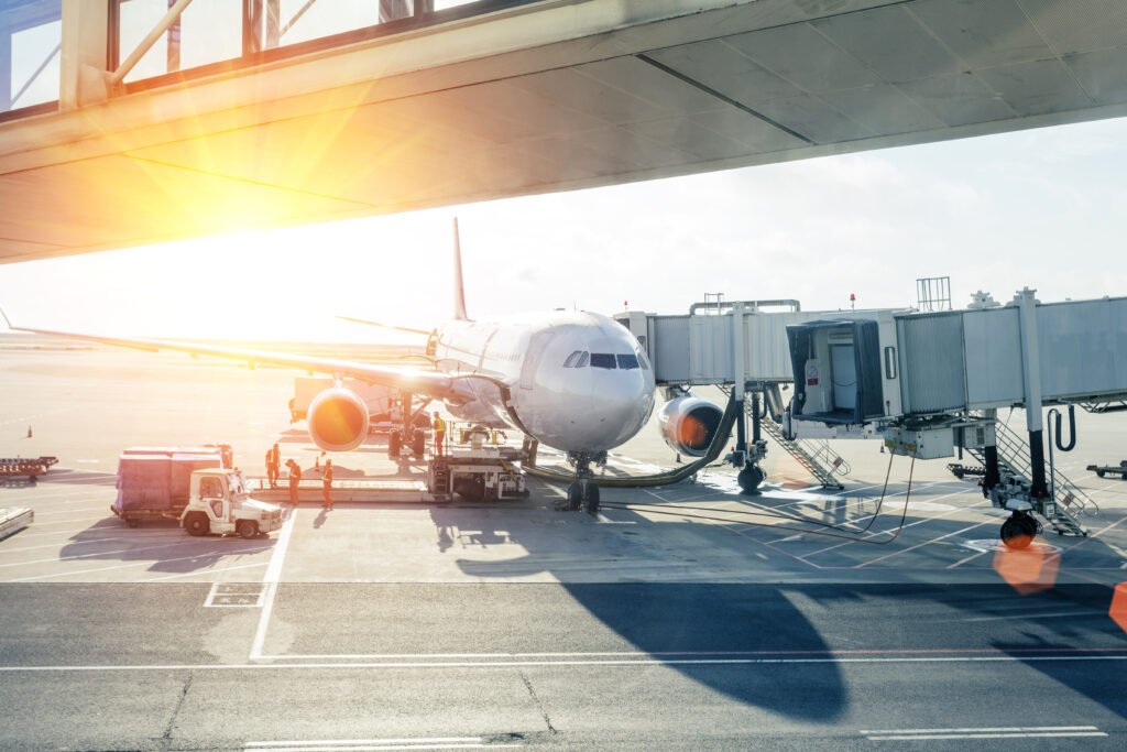 Tiago PZK y La Joaqui: avión en el aeropuerto al atardecer