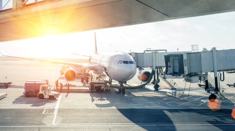Tiago PZK y La Joaqui: avión en el aeropuerto al atardecer