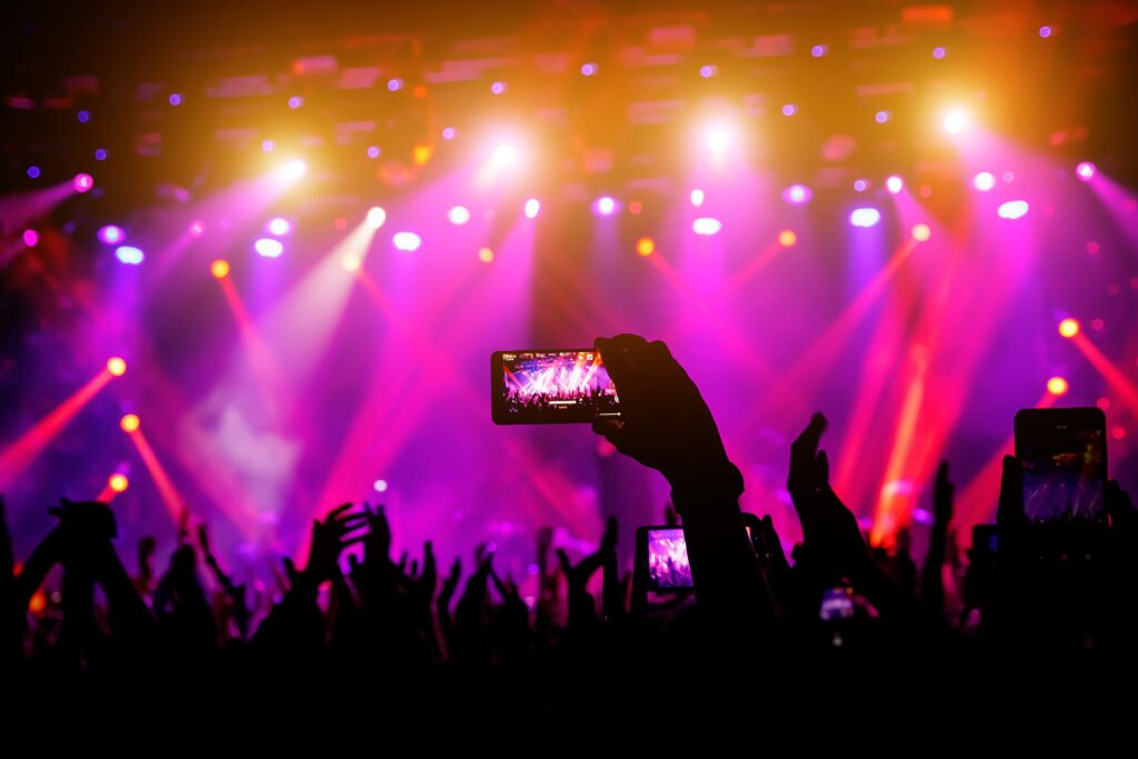 Tini Stoessel: público con luces de celulares en un recital