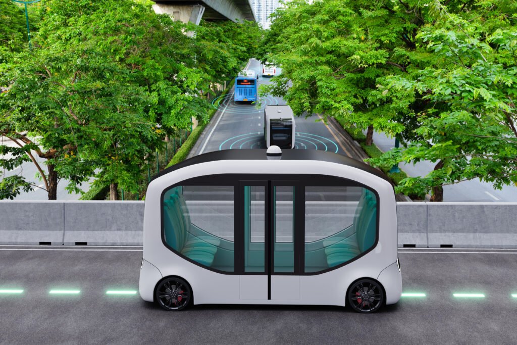TramBus: moderno colectivo eléctrico circulando por una avenida urbana