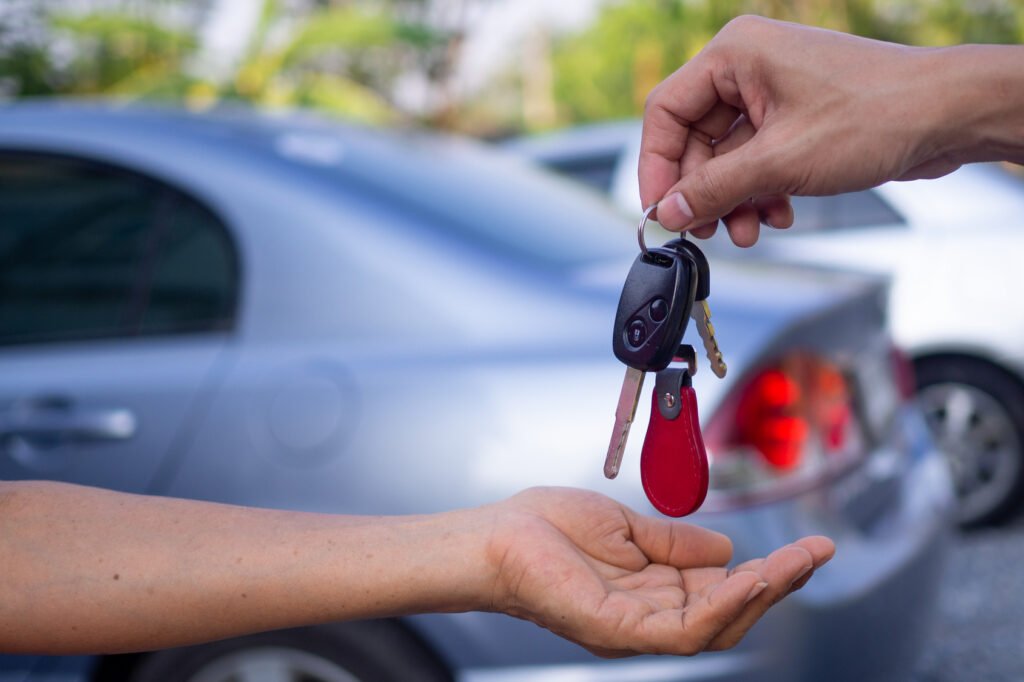 venta de autos: entrega de la llave de un auto nuevo al comprador