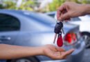 venta de autos: entrega de la llave de un auto nuevo al comprador