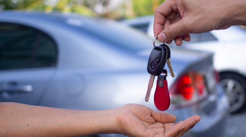 venta de autos: entrega de la llave de un auto nuevo al comprador