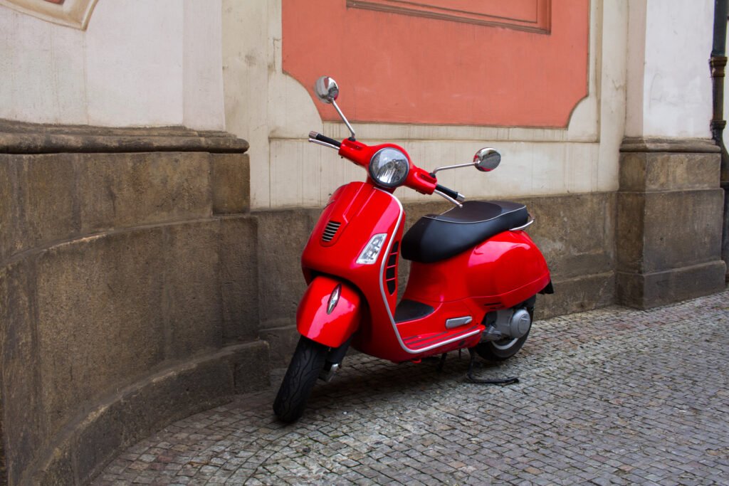Vespa GTS 310: scooter clásica italiana en una calle europea