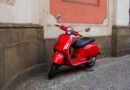 Vespa GTS 310: scooter clásica italiana en una calle europea