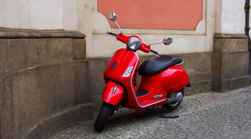 Vespa GTS 310: scooter clásica italiana en una calle europea