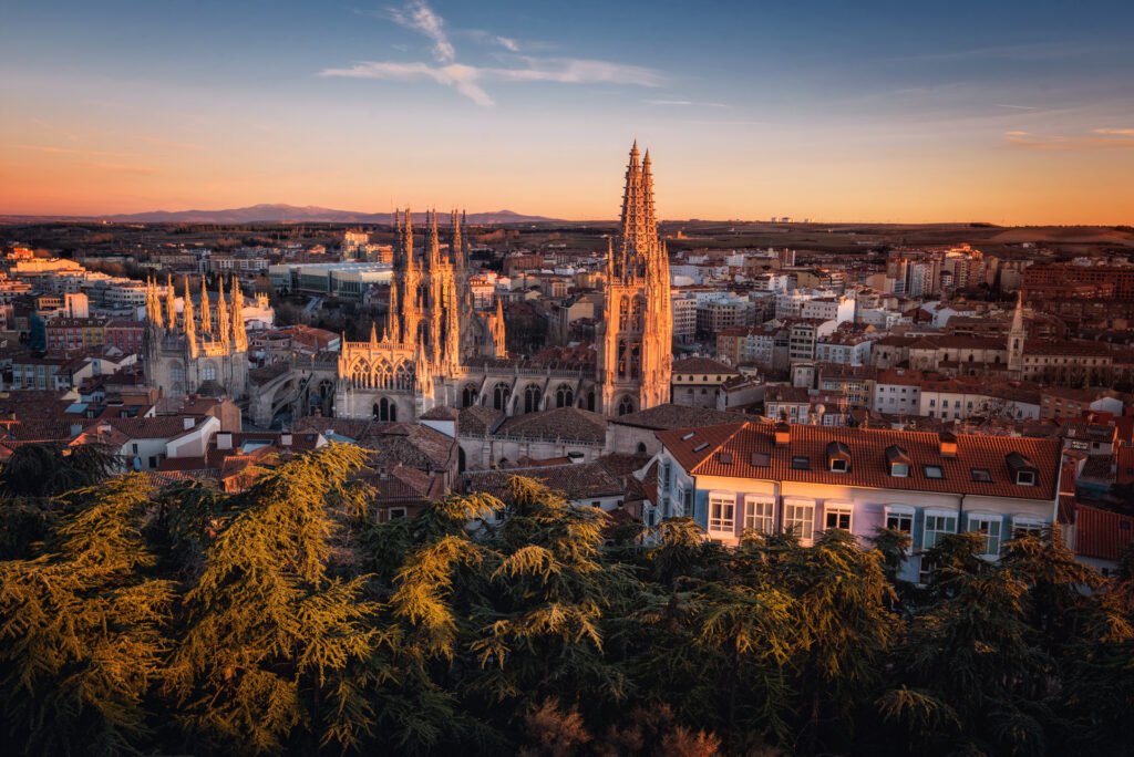 visita de León XIV: catedral con torres al atardecer