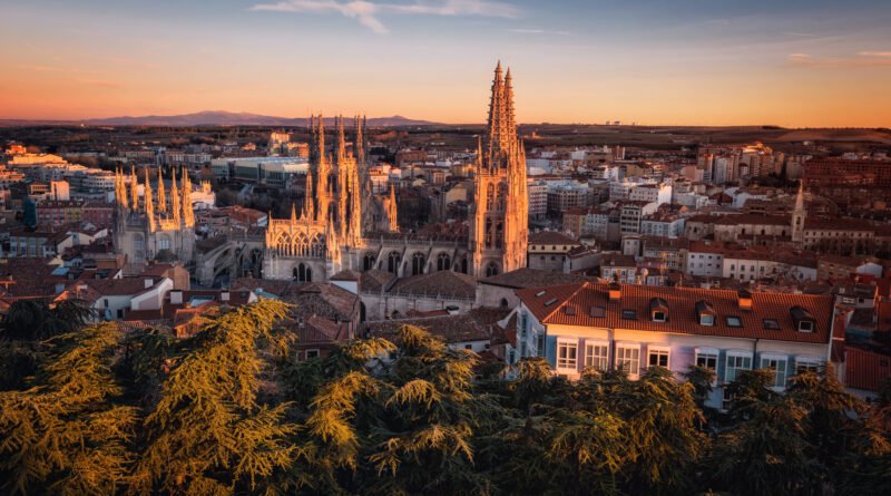 visita de León XIV: catedral con torres al atardecer