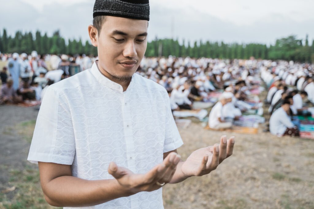 visita del Papa: fieles reunidos al aire libre en una celebración religiosa