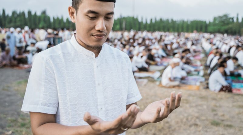 visita del Papa: fieles reunidos al aire libre en una celebración religiosa