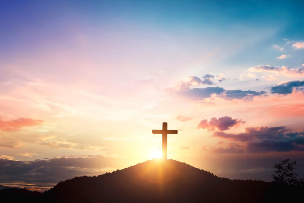 visita del Papa: cruz de madera al atardecer