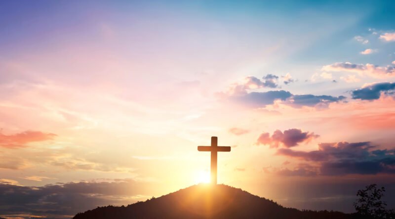 visita del Papa: cruz de madera al atardecer