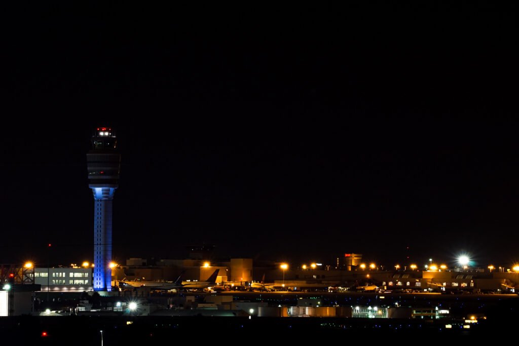 vuelo de Aerolíneas: avión despegando de noche desde el aeropuerto