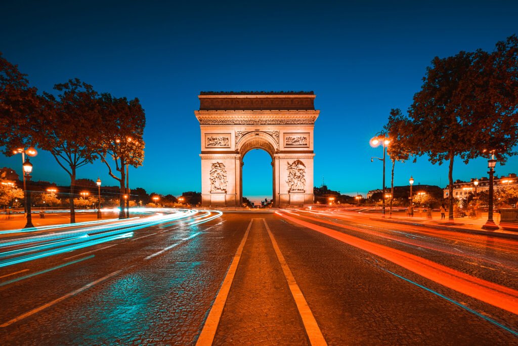 Wandagate: monumento de París iluminado de noche, clima de glamour