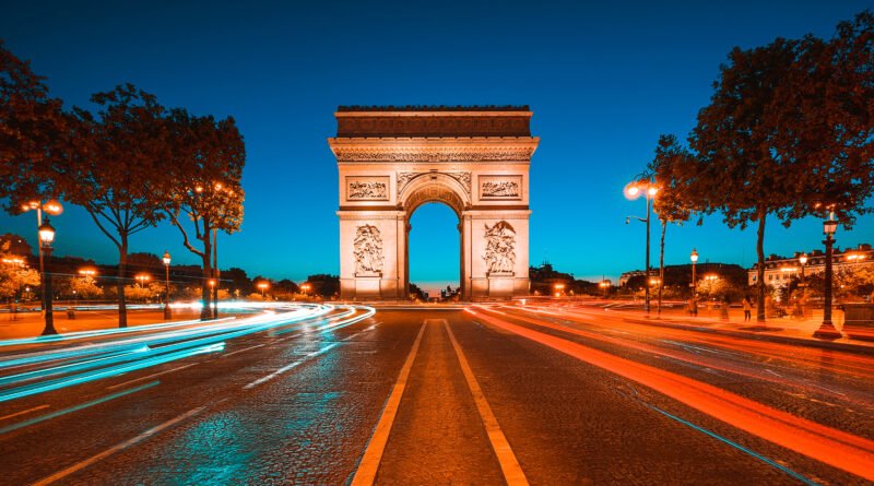 Wandagate: monumento de París iluminado de noche, clima de glamour