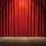 Abel Pintos: escenario de teatro con telón rojo y luz cenital