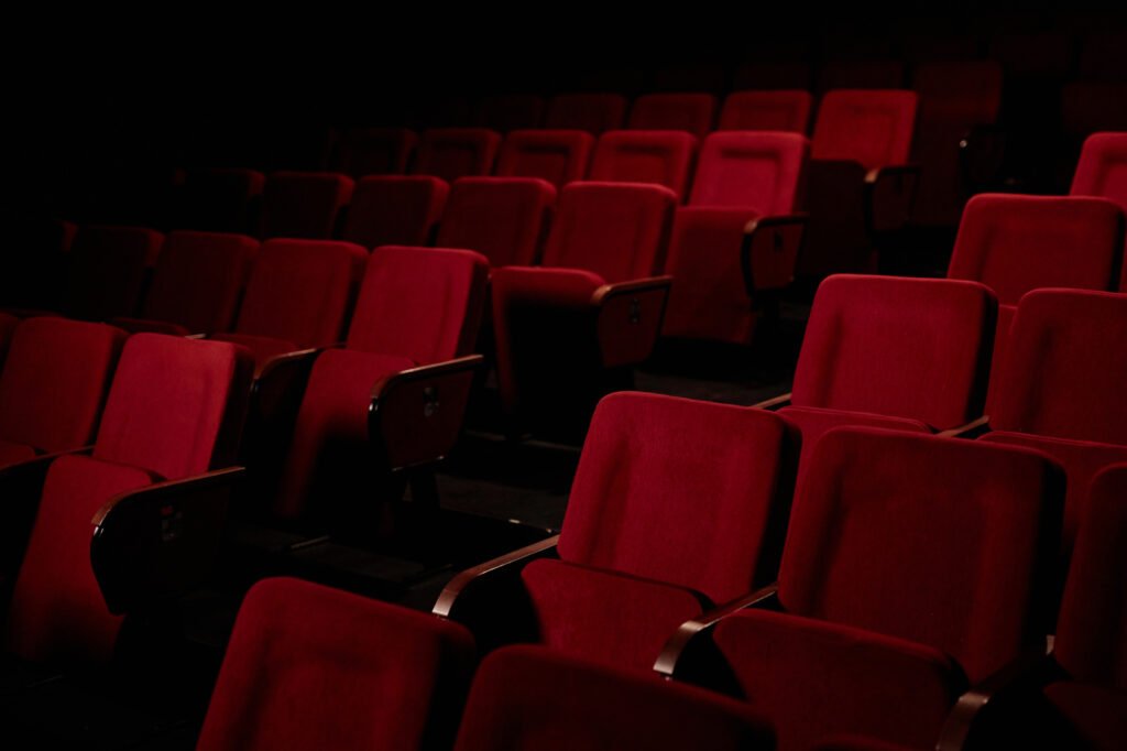 Agenda cultural: butacas rojas en la sala de un teatro
