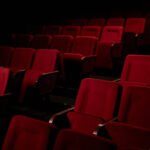 Agenda cultural: butacas rojas en la sala de un teatro