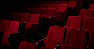 Agenda cultural: butacas rojas en la sala de un teatro