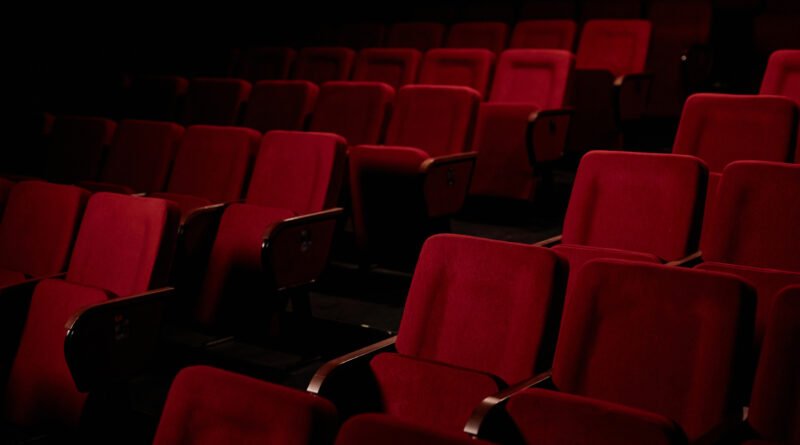 Agenda cultural: butacas rojas en la sala de un teatro