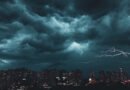 alerta amarilla: tormenta eléctrica sobre una ciudad