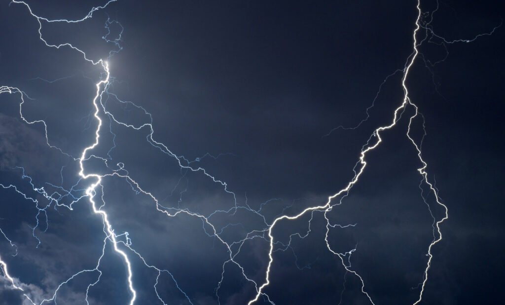 alerta por tormentas: rayos y nubes oscuras en el cielo nocturno