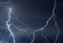 alerta por tormentas: rayos y nubes oscuras en el cielo nocturno
