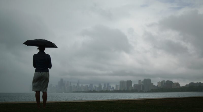 alerta por tormentas: frente de tormenta avanzando sobre una ciudad