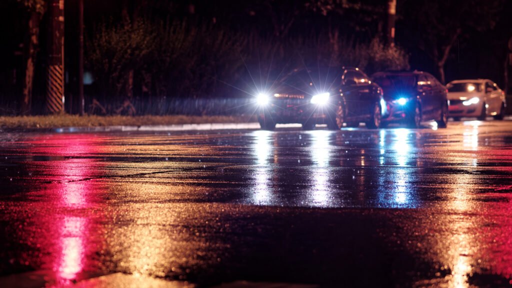 calle mojada de noche bajo la lluvia, alerta por tormentas