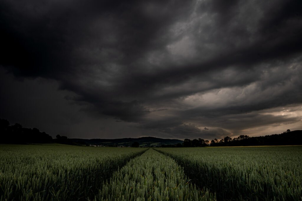 alerta por tormentas: nubes negras de tormenta sobre un campo verde