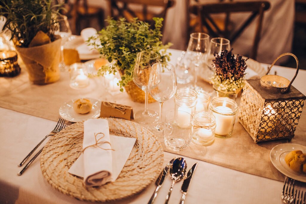 Andrea Ghidone: mesa de banquete de casamiento decorada con flores y velas