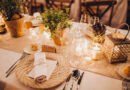 Andrea Ghidone: mesa de banquete de casamiento decorada con flores y velas