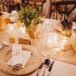 Andrea Ghidone: mesa de banquete de casamiento decorada con flores y velas