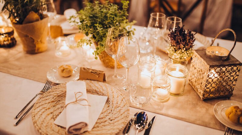 Andrea Ghidone: mesa de banquete de casamiento decorada con flores y velas