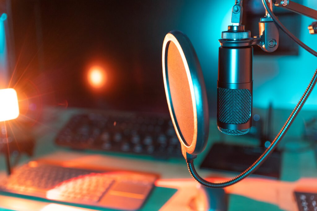 Set de streaming con micrófono y luces, Anita Martínez