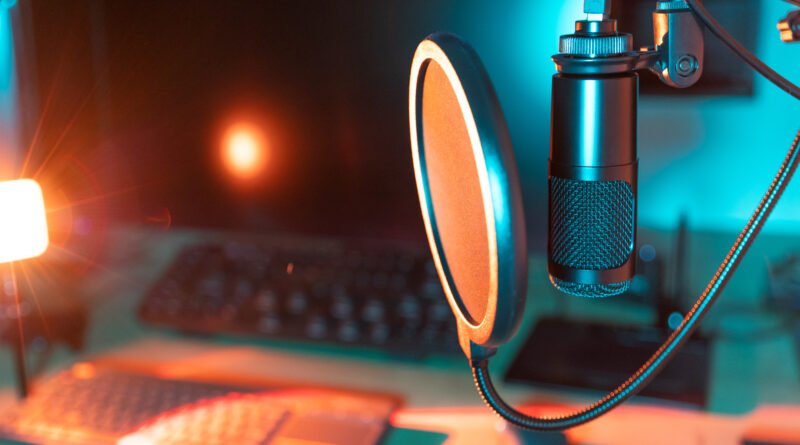 Set de streaming con micrófono y luces, Anita Martínez