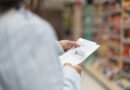 Aumentos de noviembre: una clienta revisa tickets y precios tras hacer las compras
