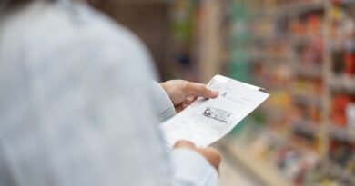 Aumentos de noviembre: una clienta revisa tickets y precios tras hacer las compras