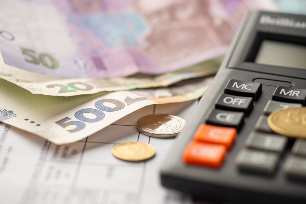 aumentos de octubre: calculadora, billetes y facturas de servicios