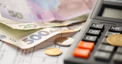 aumentos de octubre: calculadora, billetes y facturas de servicios