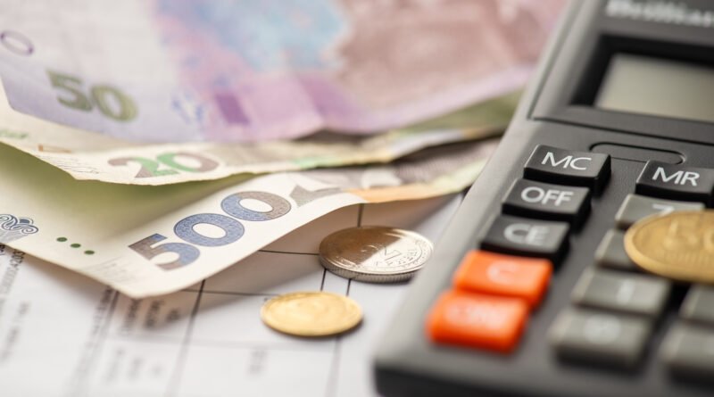 aumentos de octubre: calculadora, billetes y facturas de servicios