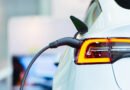 conector de carga enchufado a un auto eléctrico, auto más barato