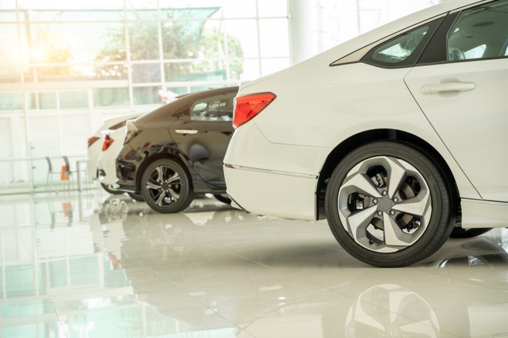 autos 0km más baratos: hilera de autos nuevos en un concesionario