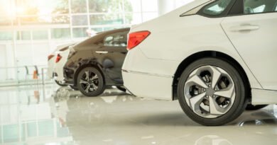 autos que bajaron de precio: hilera de autos 0km en una concesionaria