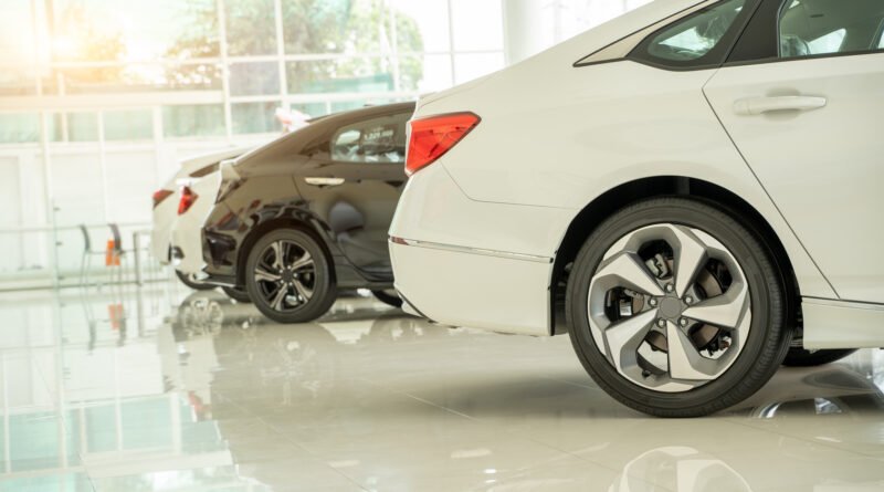 autos que bajaron de precio: hilera de autos 0km en una concesionaria