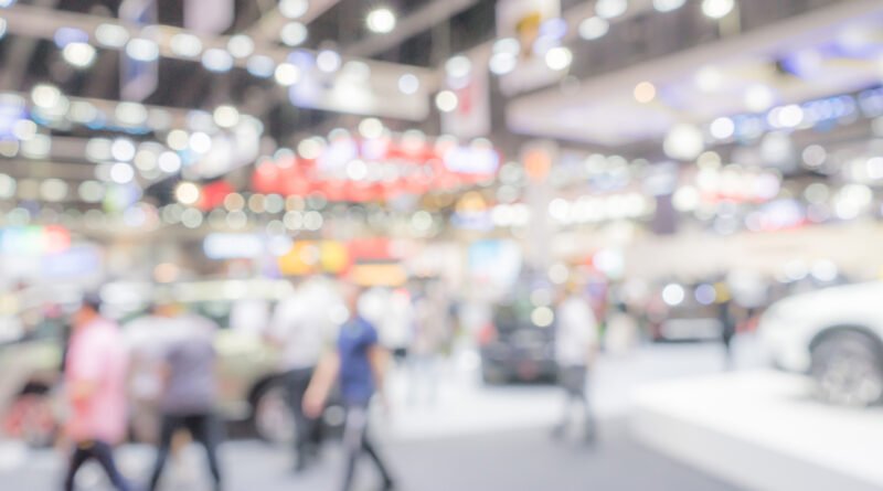 autos chinos: salón del automóvil con vehículos exhibidos