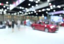 autos chinos en Buenos Aires: visitantes en una expo de automóviles