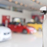 autos chinos: frente de un auto nuevo en un showroom iluminado